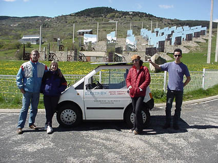 Kewet Elektron davant dels miralls del forn solar d'Odell